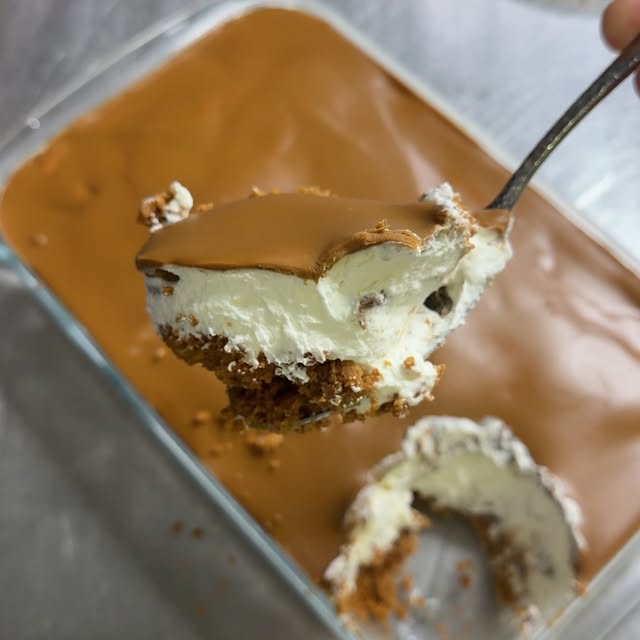 ⁨ האמת? לא מעניין אותי כמה העוגה עולה או כמה קלוריות יש בה 😅 הנה המתכון לגרסה שלי לעוגת לוטוס מושלמת: ✨ לתחתית: 300 גרם